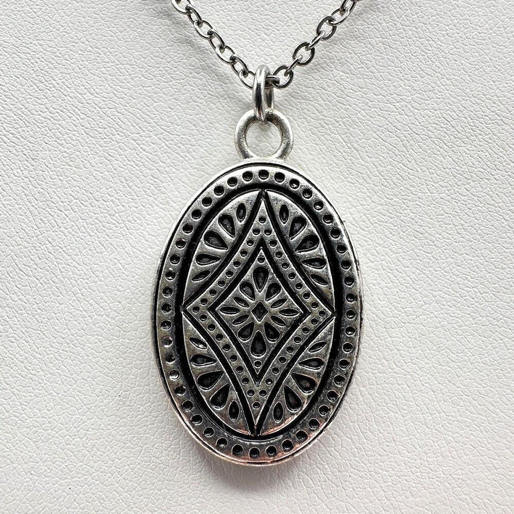 Vintage 90s Silver-Tone Geometric Oval Pendant Necklace Boho Etched Jewelry